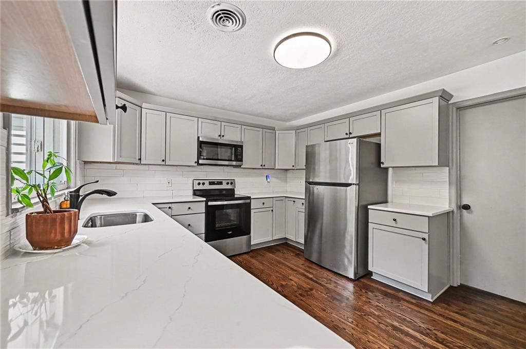 613 E Red Road — photo 8