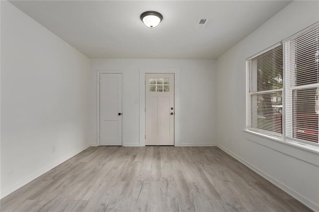 2543 Lister Avenue — photo 3