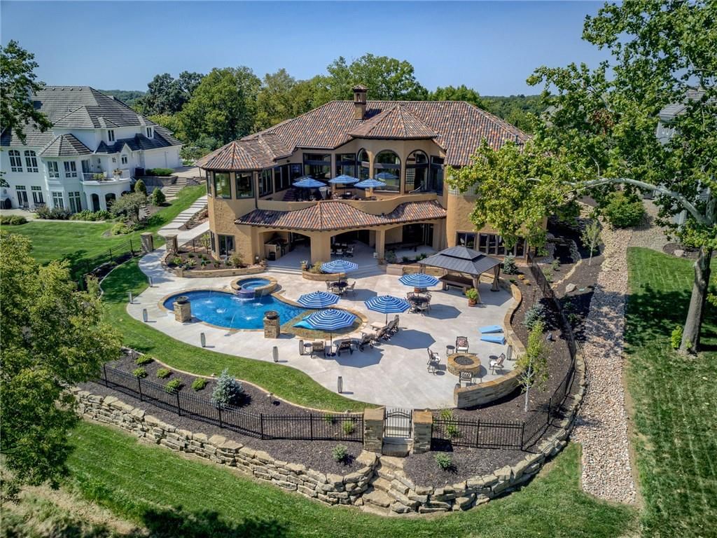 6521 Ridge Road, Parkville, MO