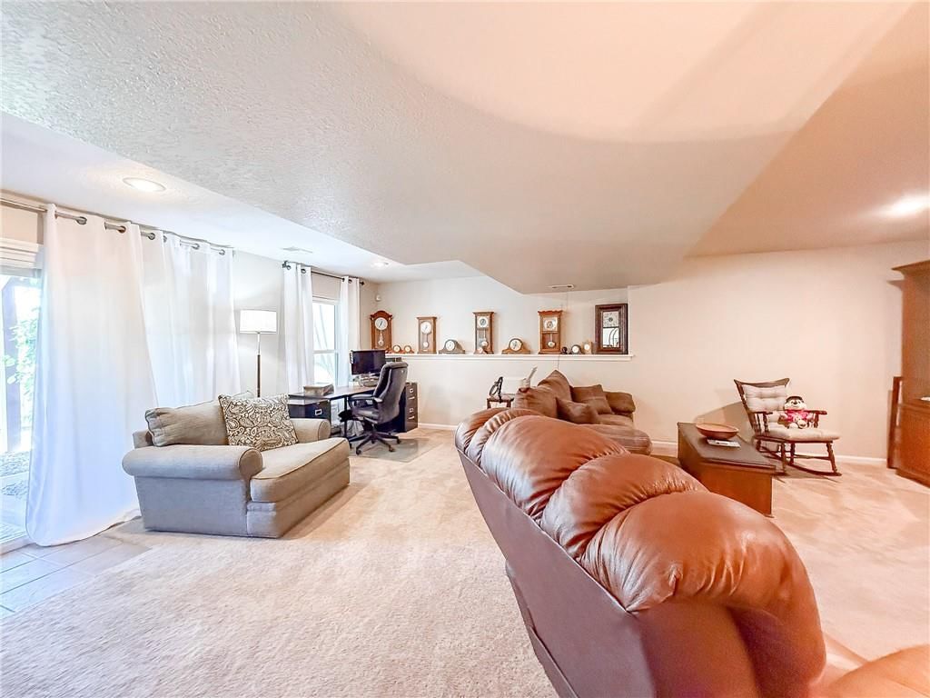 713 N Cloverdale Avenue — photo 38