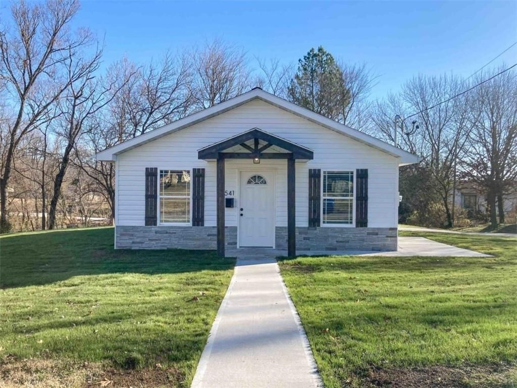 541 S Oak Street, Nevada, MO