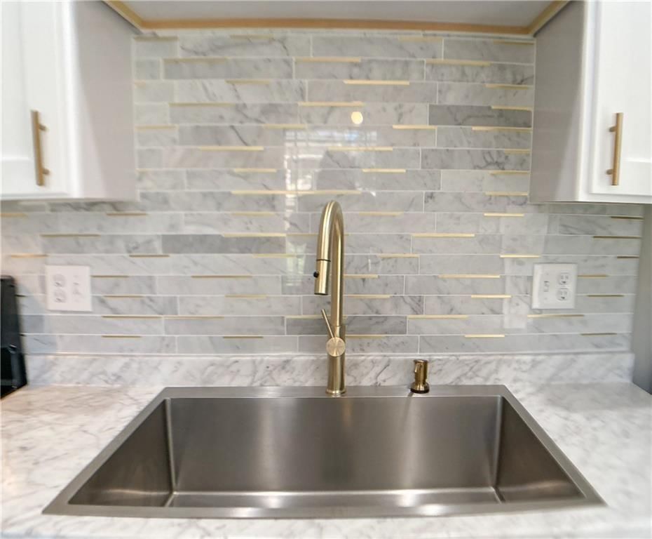 541 S Oak Street — photo 3