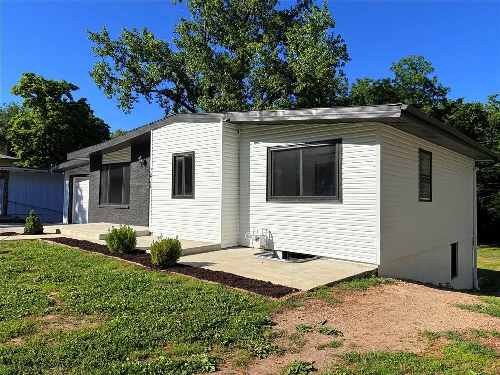 1411 N 75th Drive — photo 5
