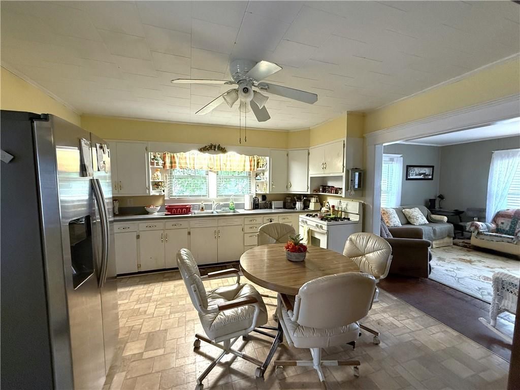 210 W Perry Street — photo 10