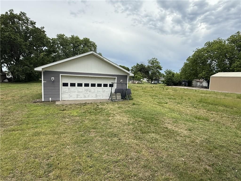 210 W Perry Street — photo 16