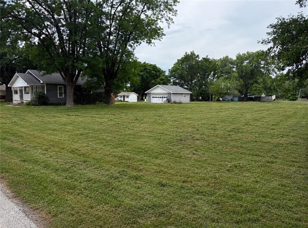 210 W Perry Street — photo 19