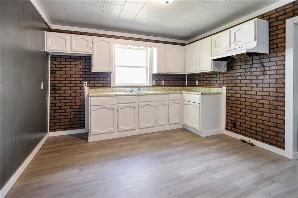325 E Lake Street — photo 4