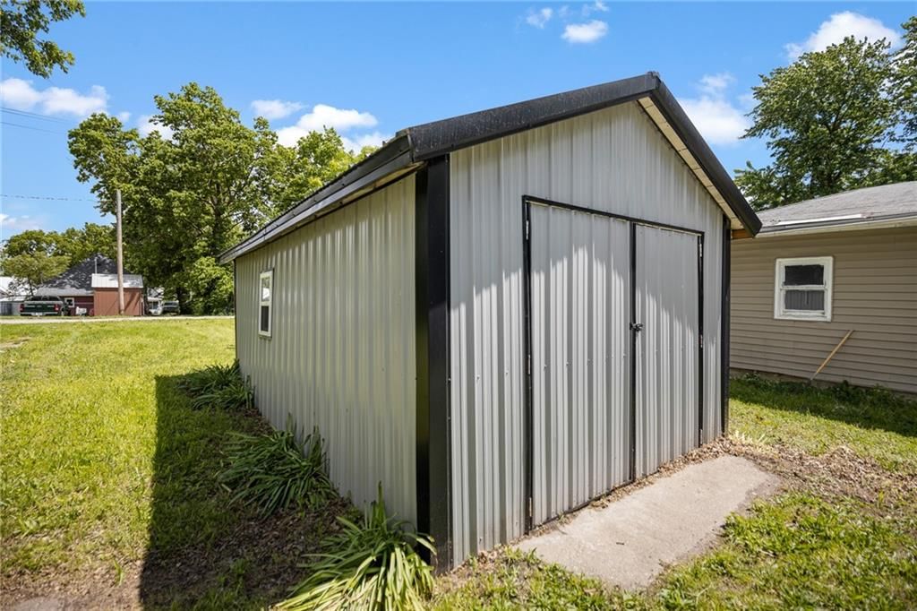 325 E Lake Street — photo 11