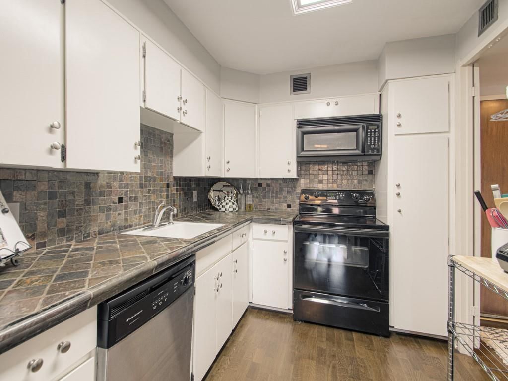 4545 Wornall Road — photo 11