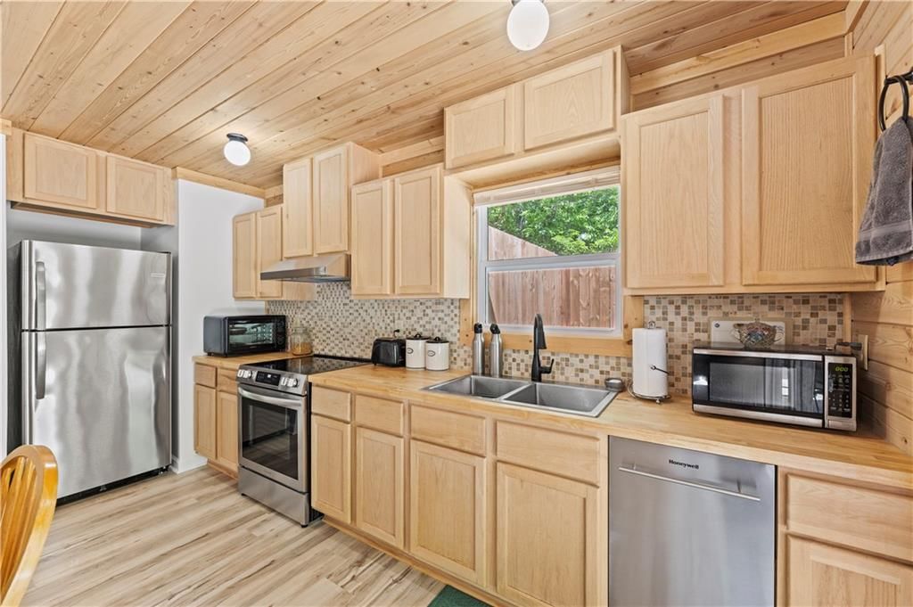 142 Spruce Drive — photo 3