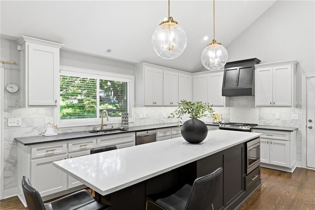 10404 Lee Boulevard — photo 15