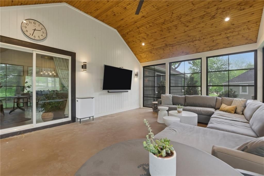 10404 Lee Boulevard — photo 22