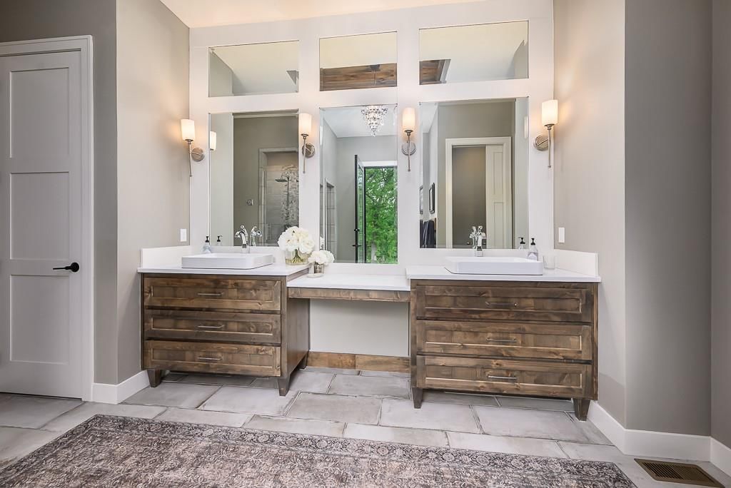 Photo 23 of 52 - 10000 Hollingsworth Road, Kansas City, KS 66109