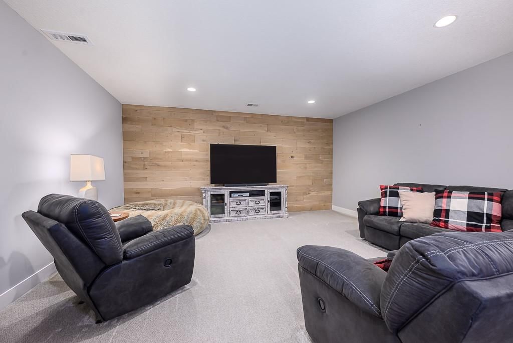 Photo 34 of 52 - 10000 Hollingsworth Road, Kansas City, KS 66109