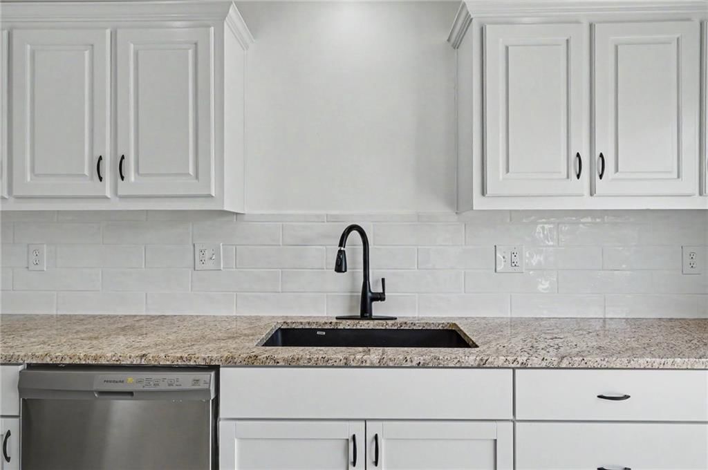 2032 S 47th Terrace — photo 9