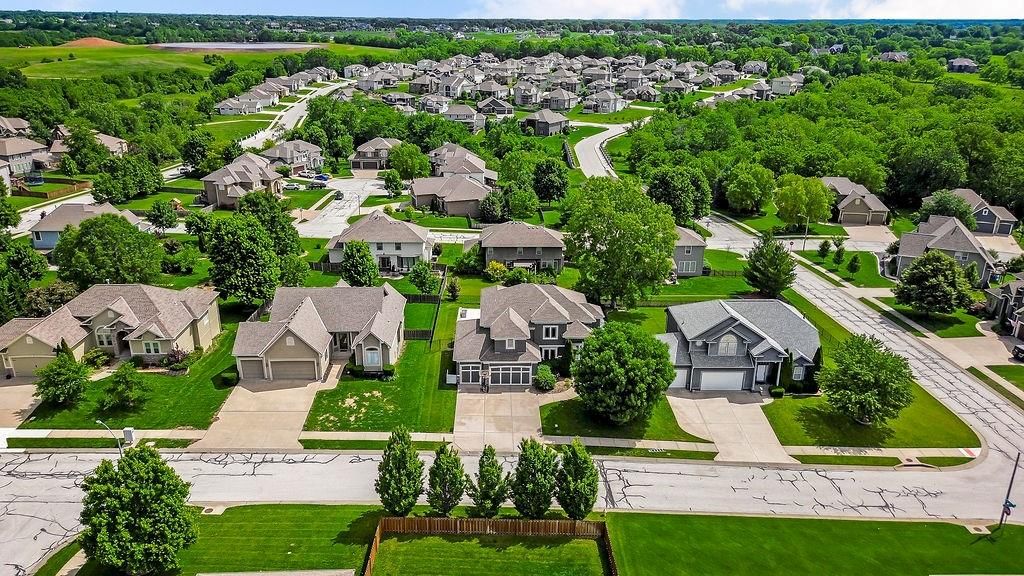 405 NE Woodpark Lane — photo 3