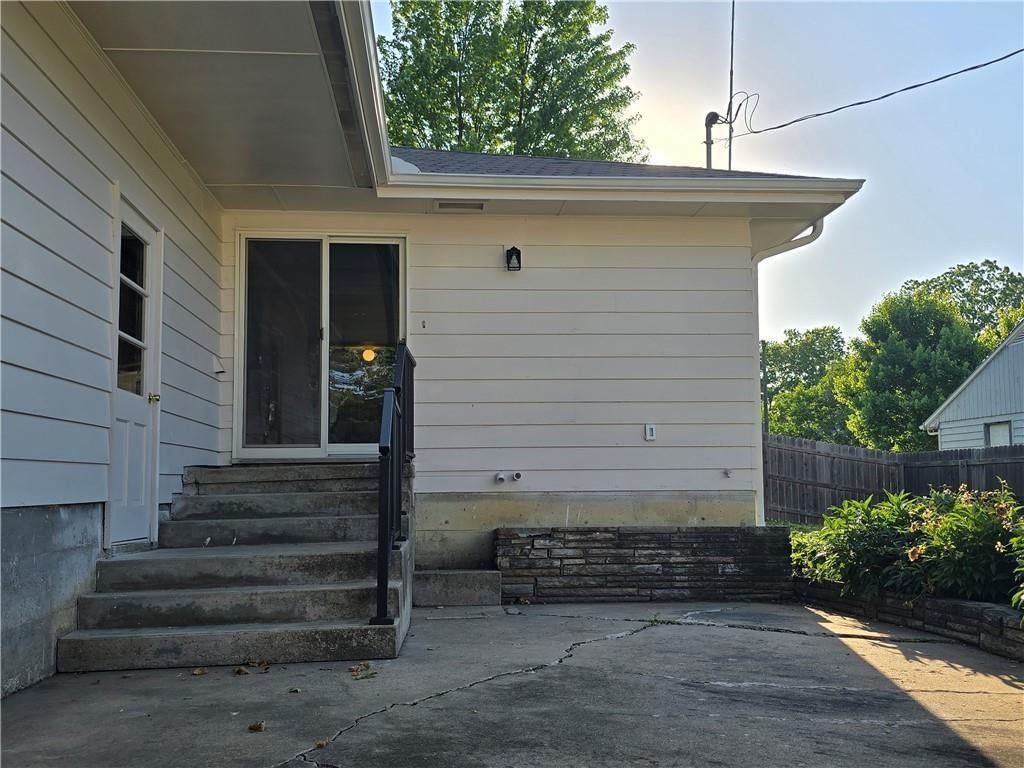 223 W 9th Street — photo 10