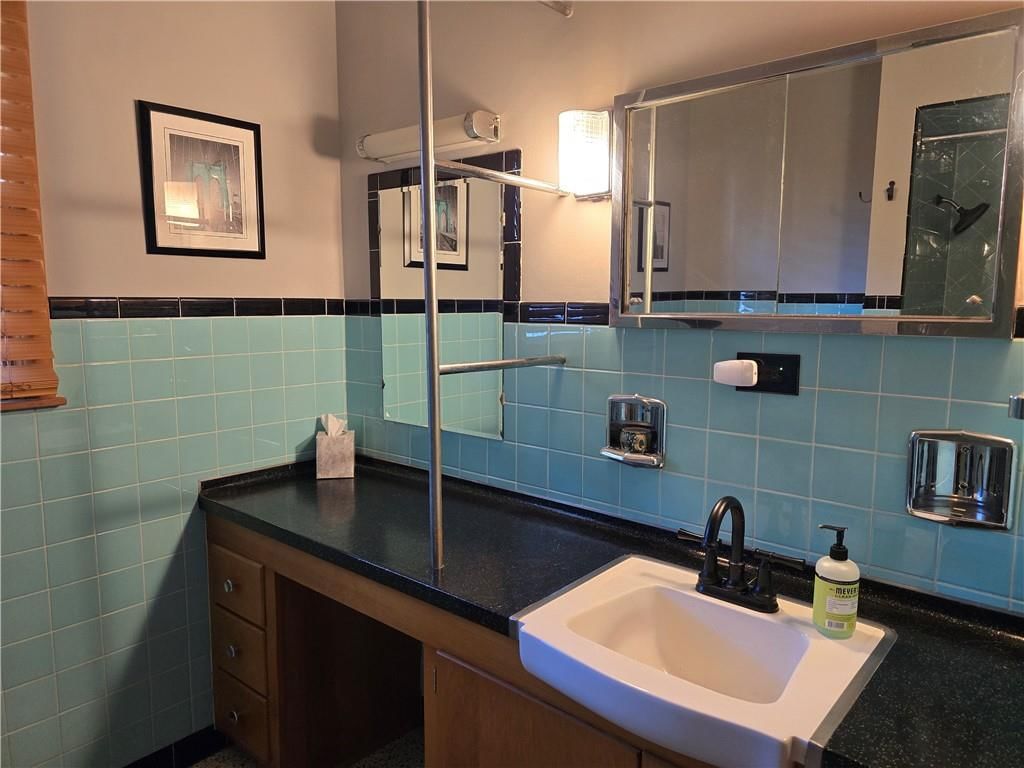 223 W 9th Street — photo 35