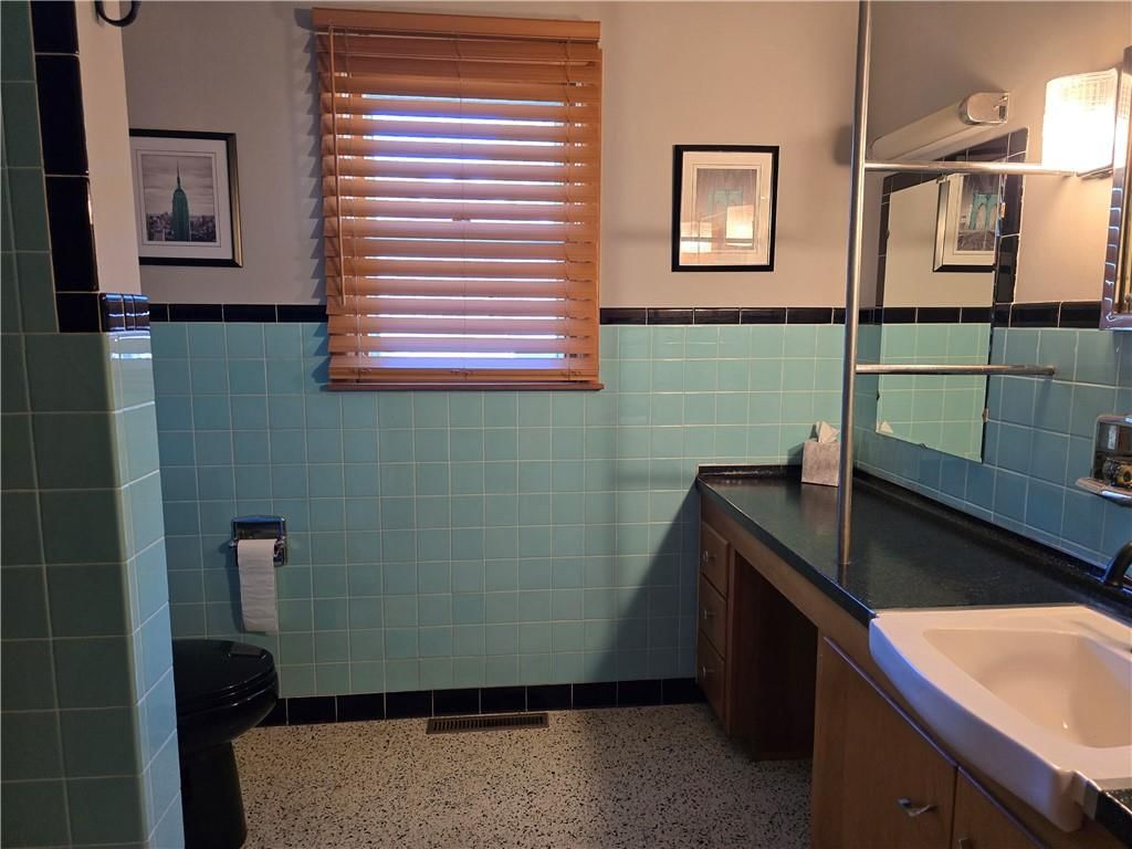 223 W 9th Street — photo 36