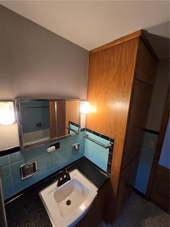 223 W 9th Street — photo 37