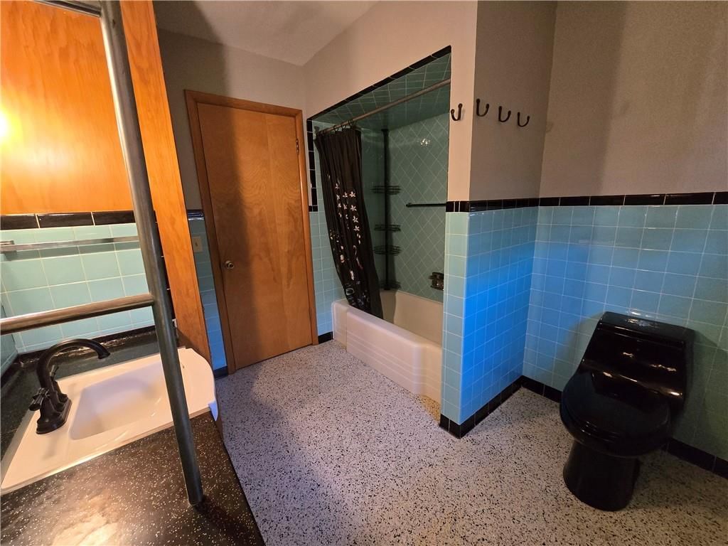 223 W 9th Street — photo 38