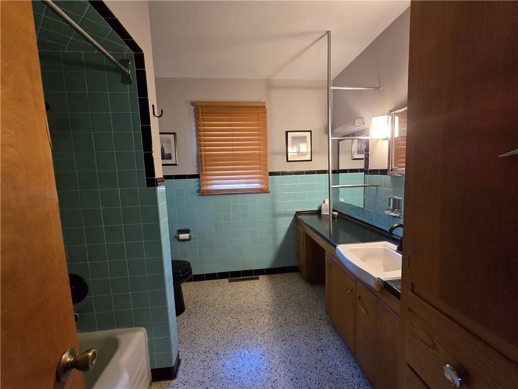 223 W 9th Street — photo 39