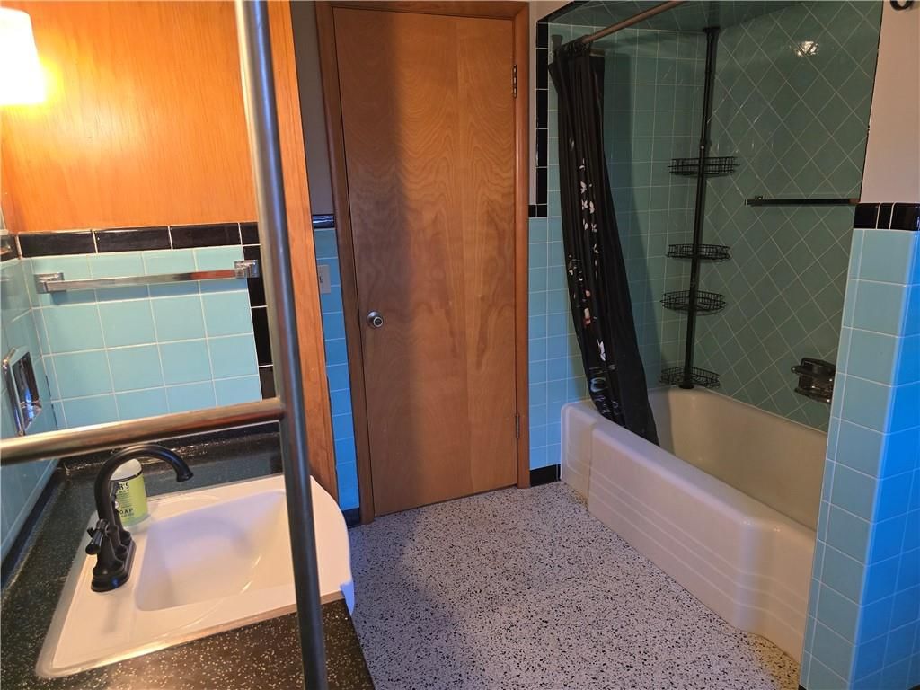 223 W 9th Street — photo 40