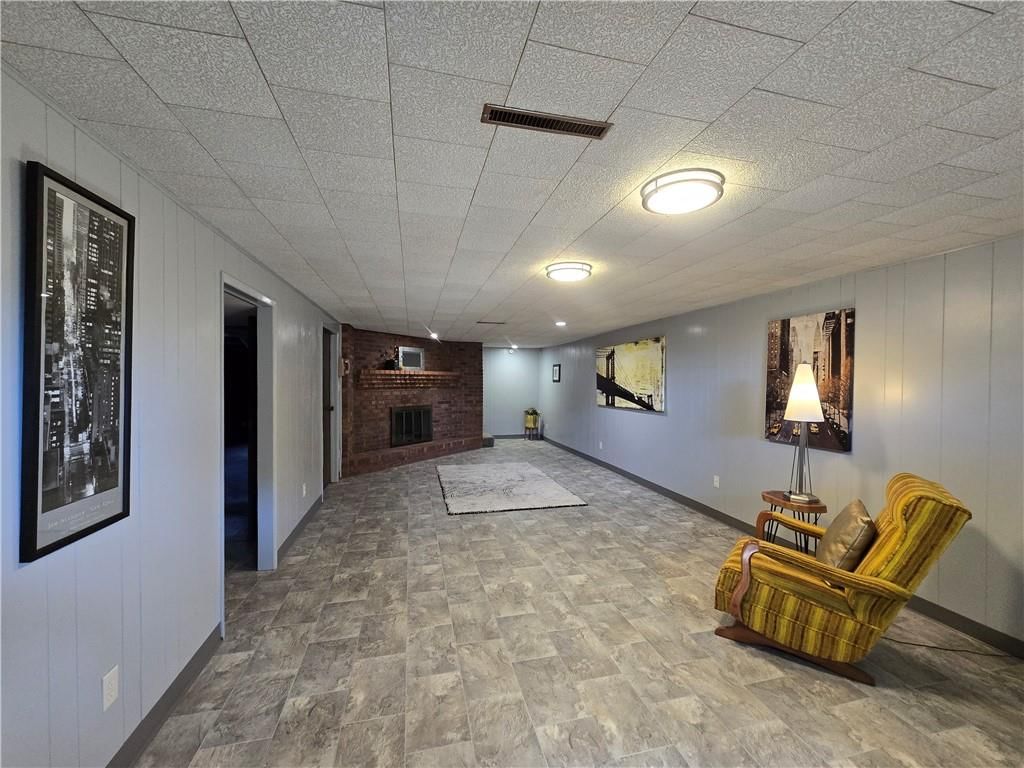 223 W 9th Street — photo 45