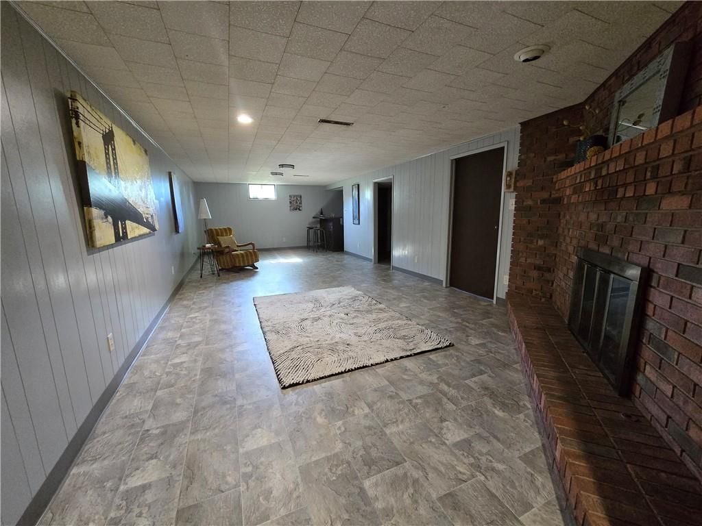 223 W 9th Street — photo 47