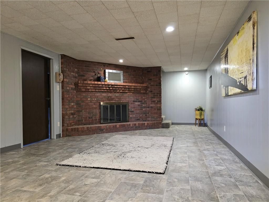 223 W 9th Street — photo 48