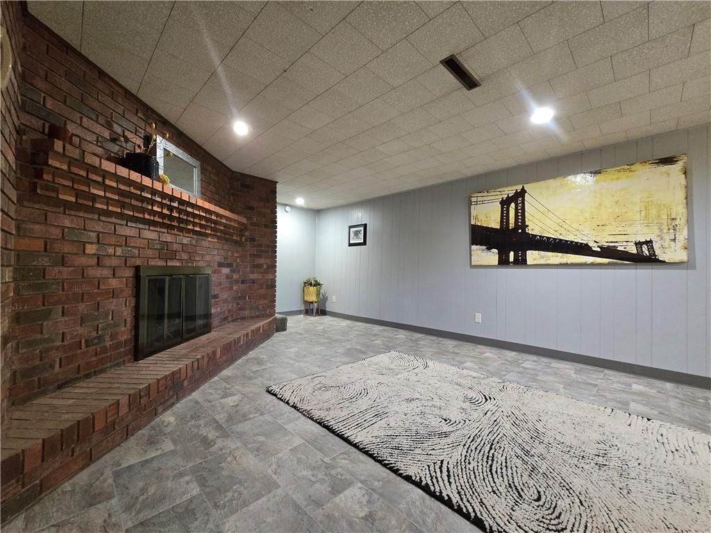 223 W 9th Street — photo 49