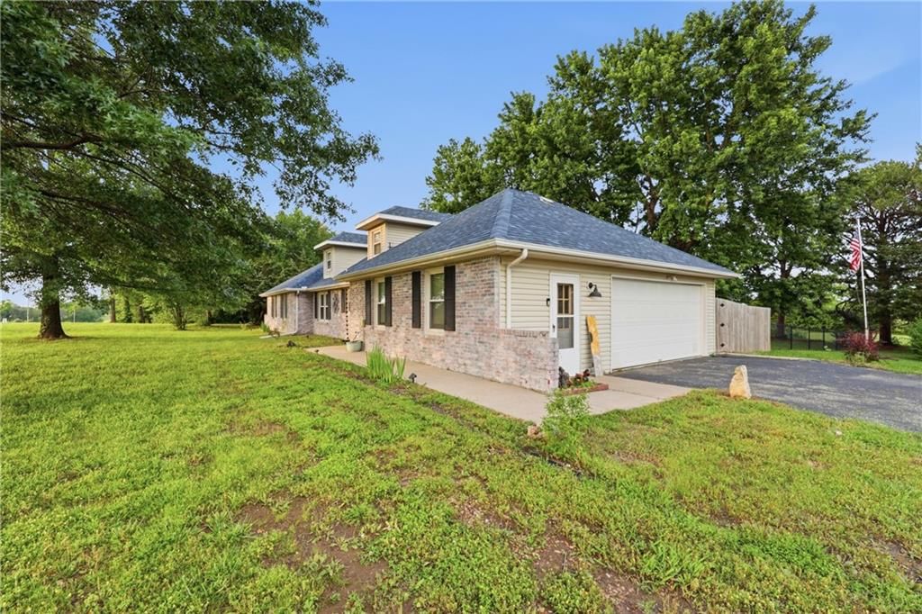 703 NE 102 P Road — photo 3