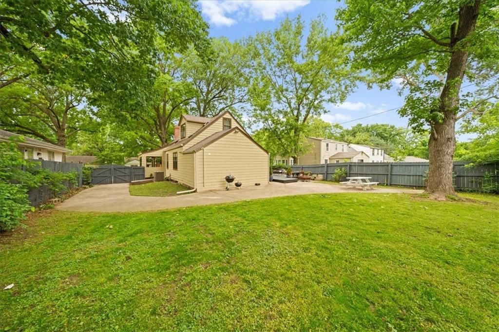8337 MERCIER Street — photo 32