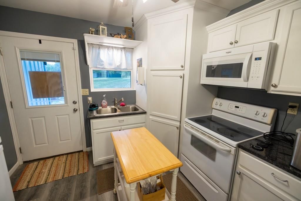 821 NW B Highway — photo 19