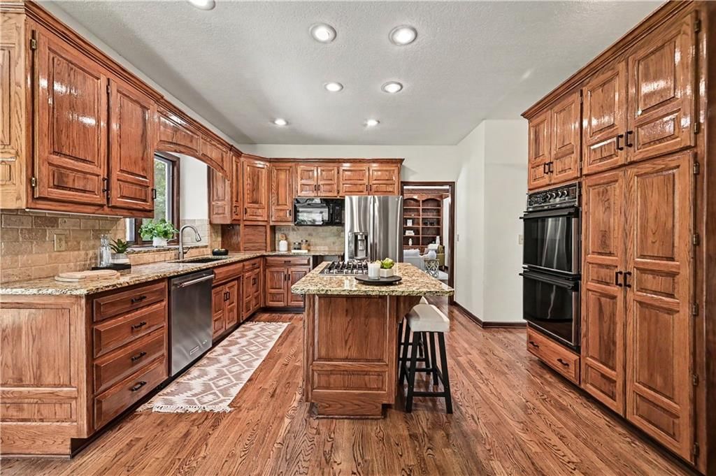 Photo 11 of 49 - 5500 NW 62nd Street, Kansas City, MO 64151
