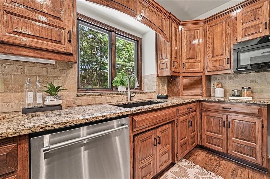 Photo 13 of 49 - 5500 NW 62nd Street, Kansas City, MO 64151