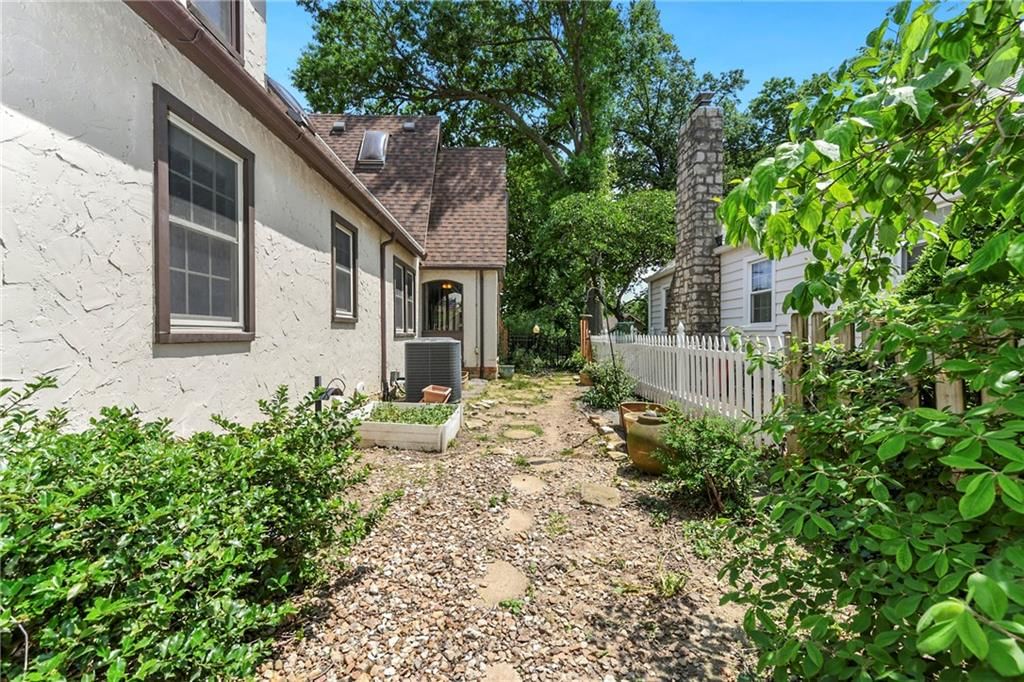 1500 S Broadway Street — photo 44
