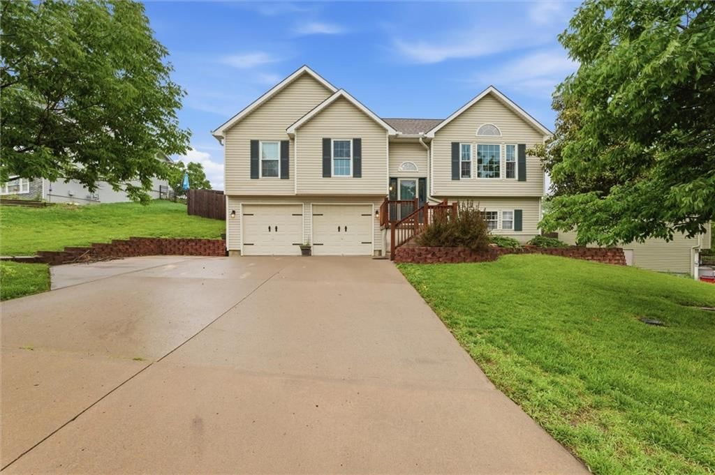 210 E Whispering Hills Boulevard — photo 1