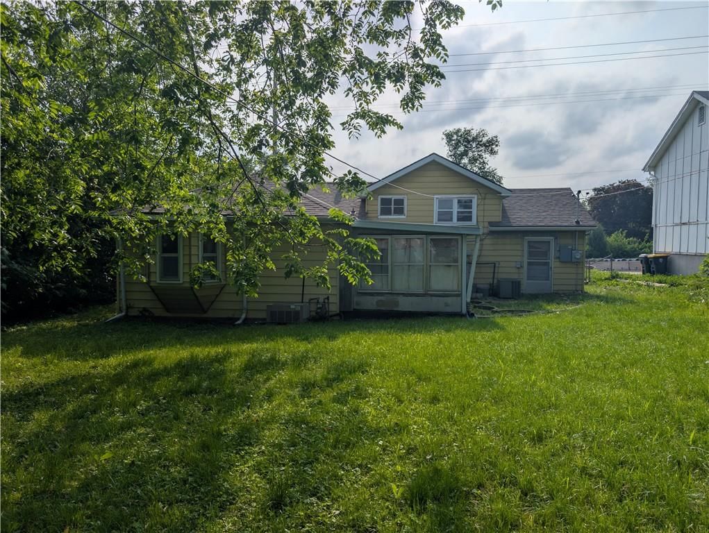 4417 N Oak Trafficway — photo 2