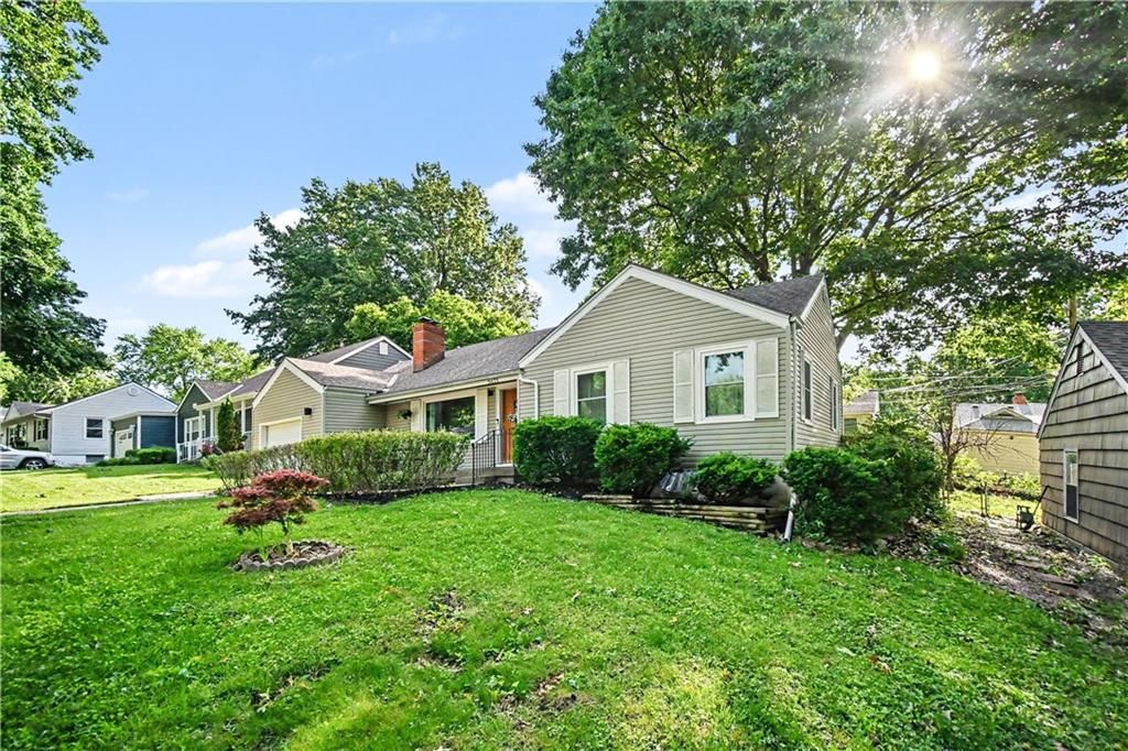 5635 Beverly Avenue — photo 2