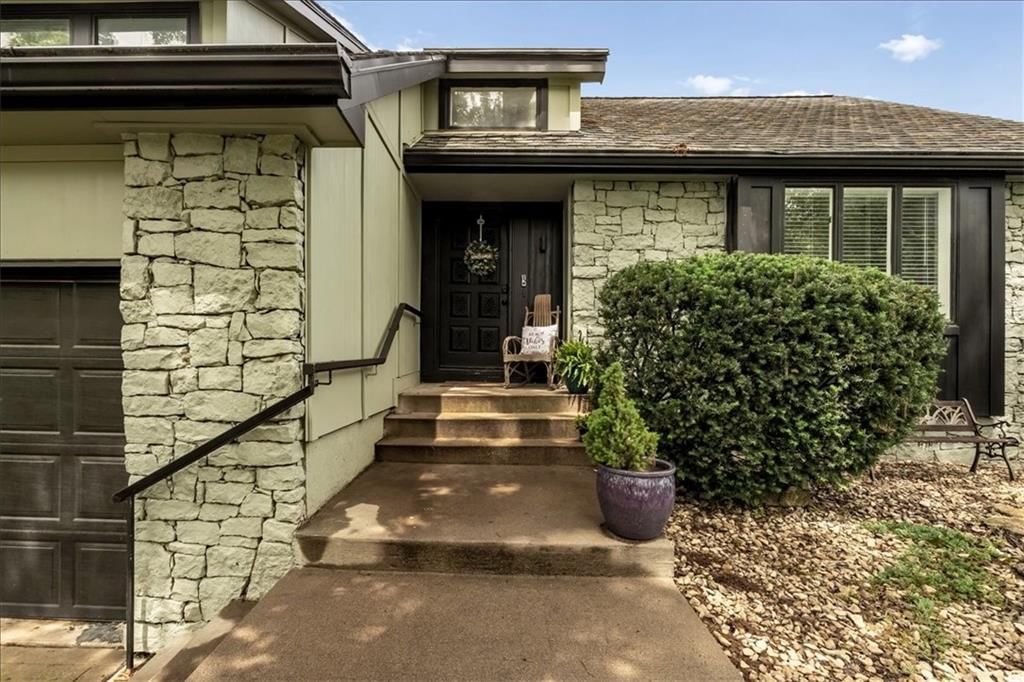 213 NE Landings Court — photo 3