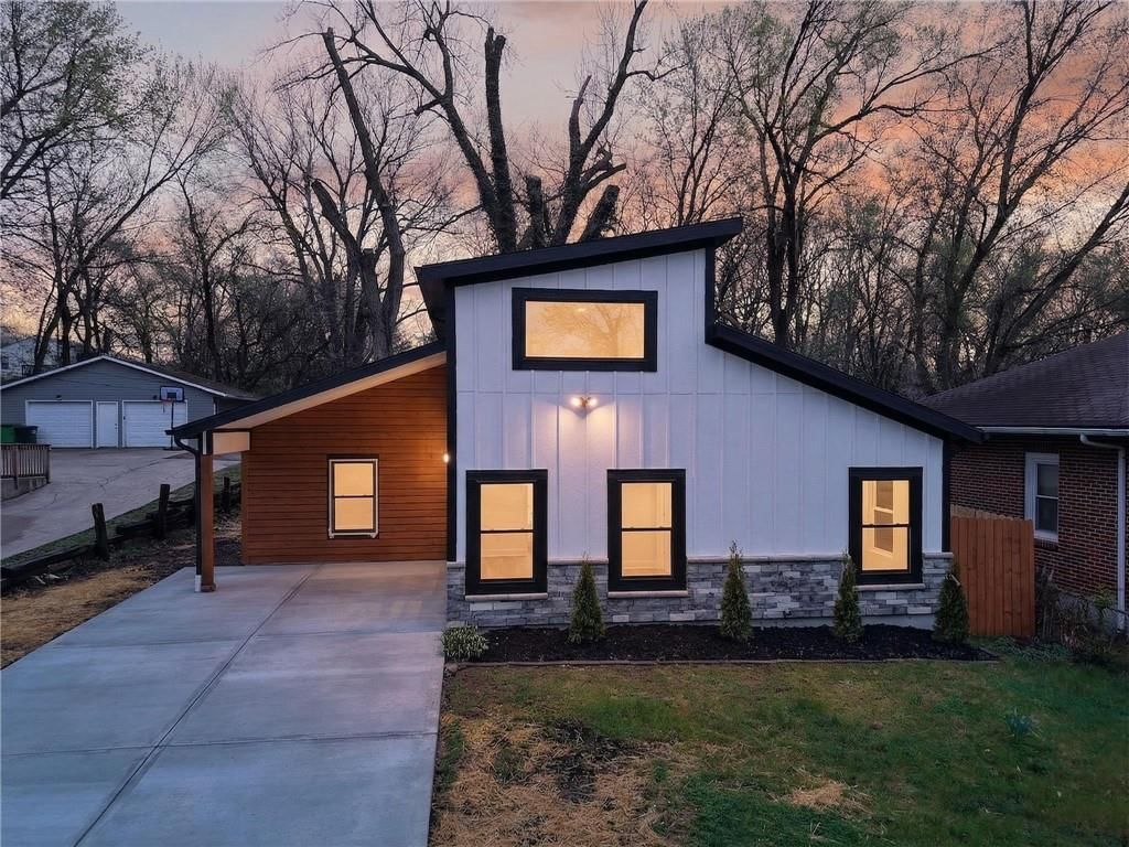 1215 E South Avenue — photo 2