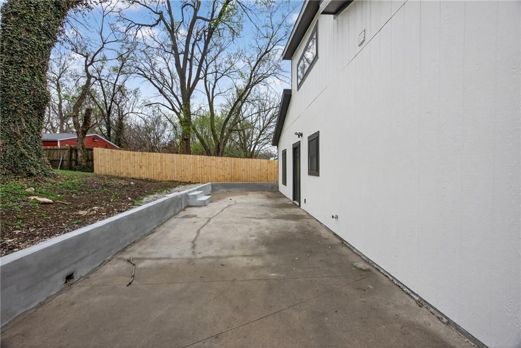 1215 E South Avenue — photo 32