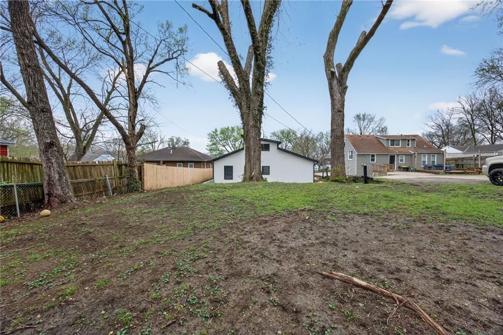 1215 E South Avenue — photo 34