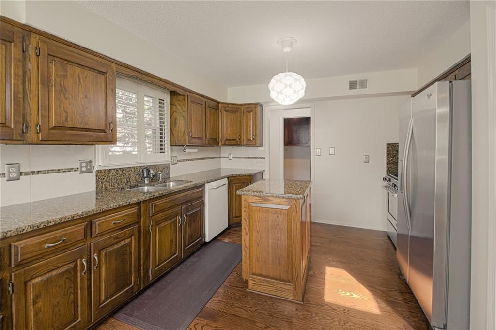 525 E 129th Terrace — photo 9