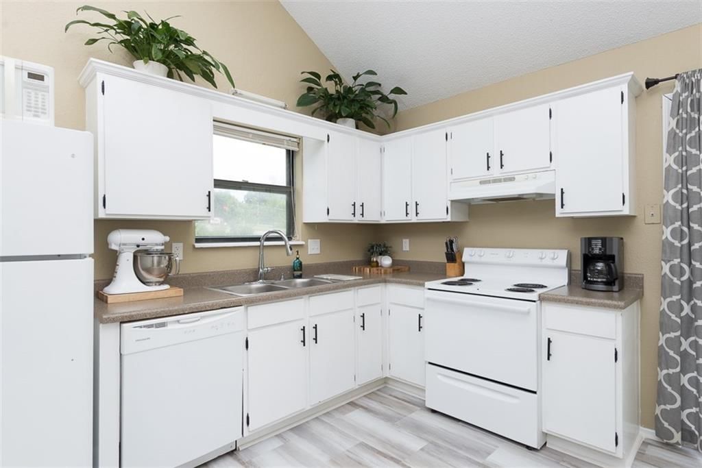 4552 S Saville Court — photo 8