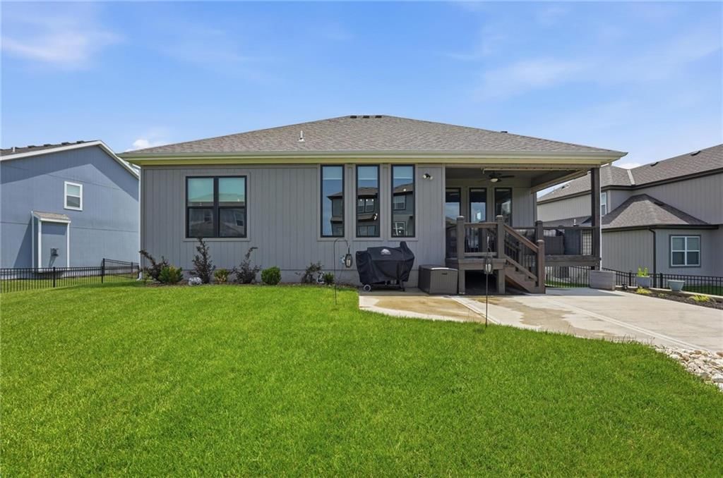 330 NW Ambersham Drive — photo 43