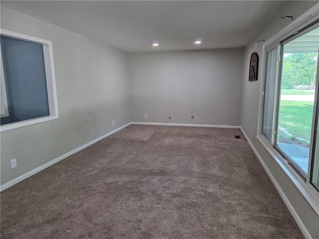 914 Fairlane Drive — photo 2