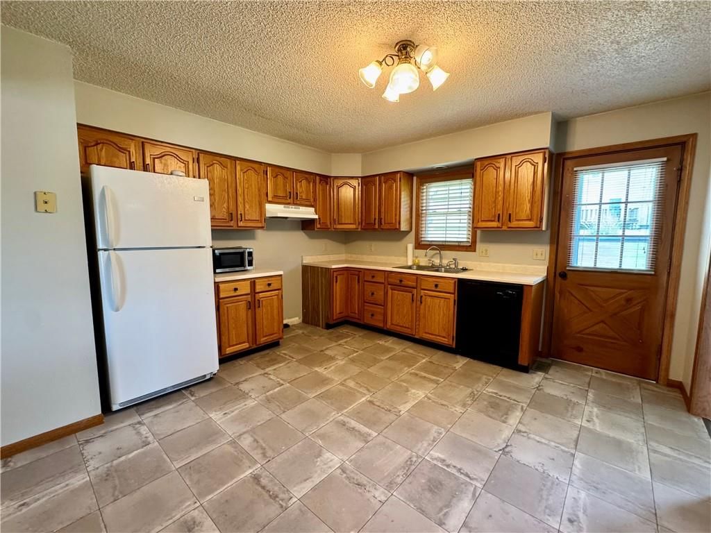 614 W Torrance Street — photo 5