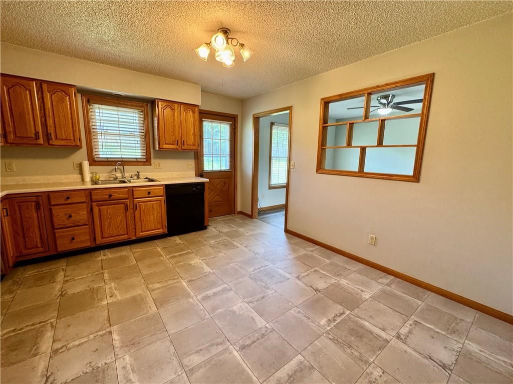 614 W Torrance Street — photo 7